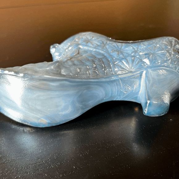 Boyd Crystal Art Glass Daisy Button Cat Slipper Silver Carnival Glass Shoe B285 - Picture 4 of 10
